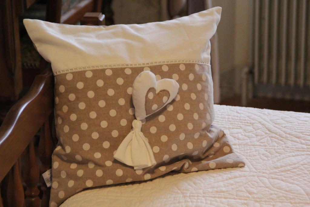 La Maison Des Chats Saint-Mary-le-Plain Room photo
